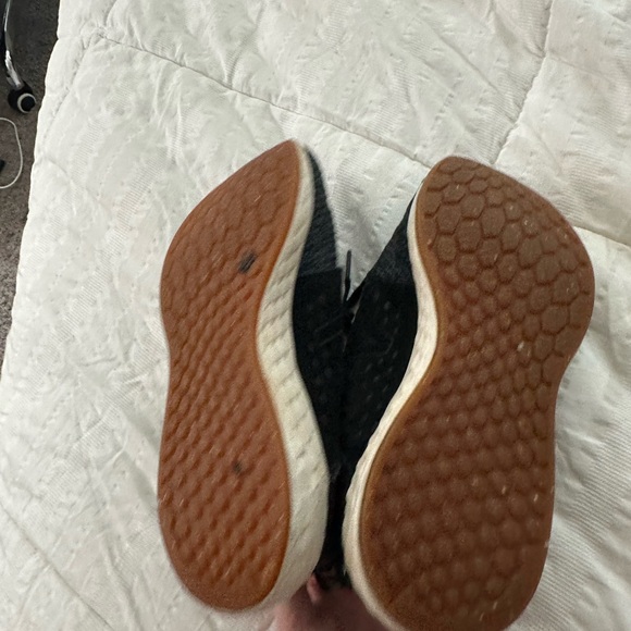 Used New Balance Women’s Sneaker size 7 - Picture 4 of 4